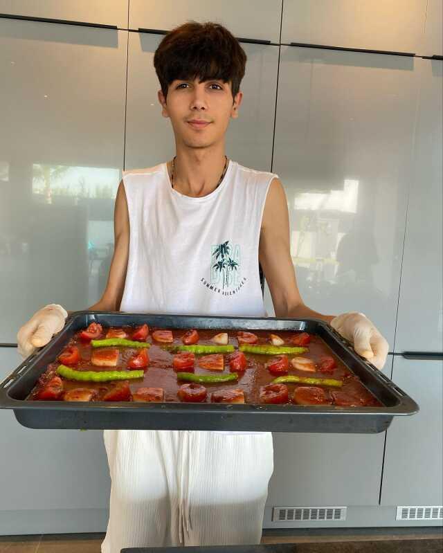 Şarkıcı Derya Uluğ, depremde hayatını kaybeden Taha Duymaz için iftar yemeği verdi