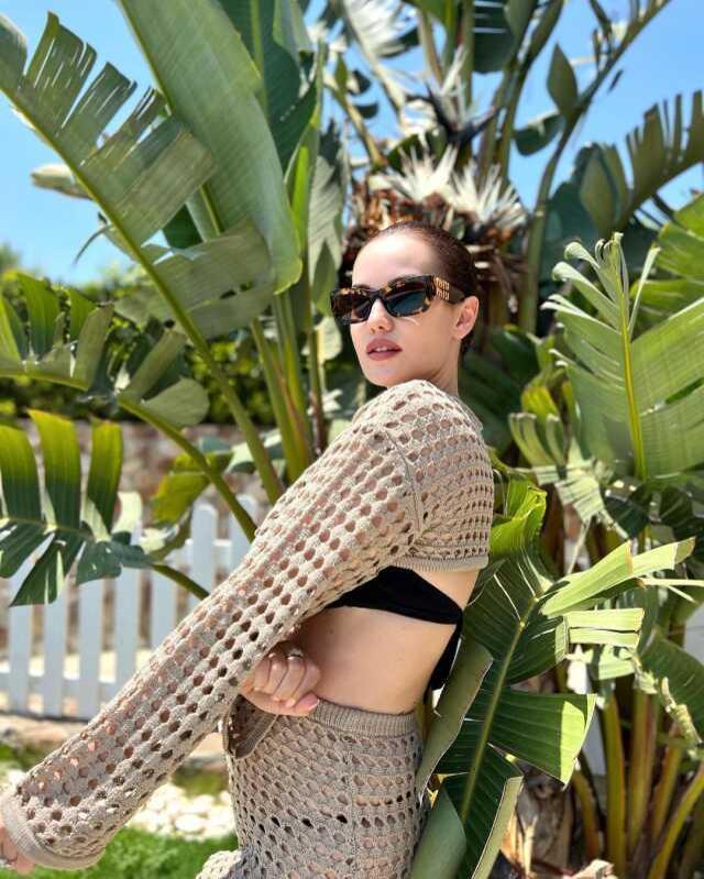 Hamilelik kilolarından kurtulan Fahriye Evcen peş peşe bikinili pozla verdi