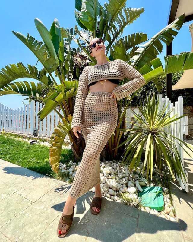 Hamilelik kilolarından kurtulan Fahriye Evcen peş peşe bikinili pozla verdi