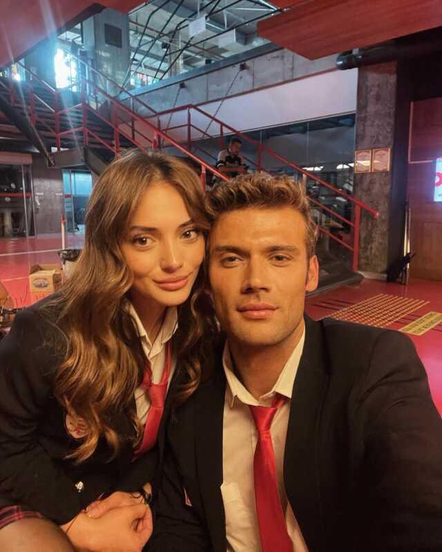 Yeni rol arkadaşı Sümeyye Aydoğan'ı övmek isteyen Caner Topçu, eski partneri Rabia Soytürk'ü kızdırdı