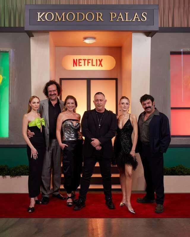 Cem Yılmaz, Ozan Güven hakkında konuşurken Nilperi Şahinkaya'da şekilden şekle girdi