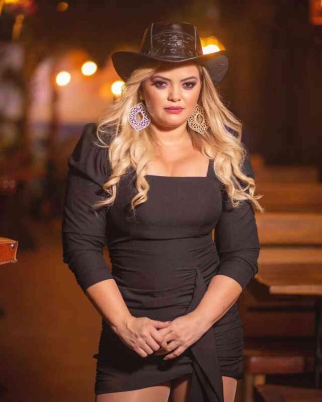 Brezilyalı pop şarkıcısı Dani Li, yağ aldırma operasyonu sırasında fenalaşıp hayatını kaybetti