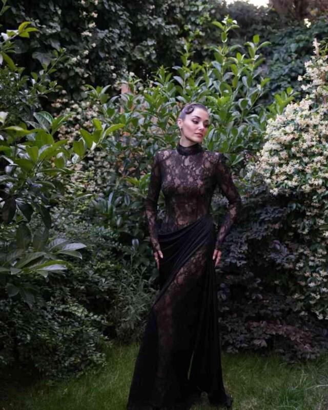 Ödül törenine katılan Hande Erçel, elbisesinin azizliğine uğradı
