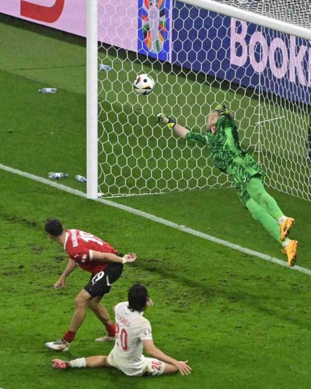 Yürekler ağza geldi! İşte Mert'in çeyrek finali getiren kurtarışı