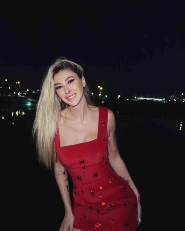 Dur durak bilmiyor! Tanga giyen Şeyma Subaşı kalçasını gösterdi