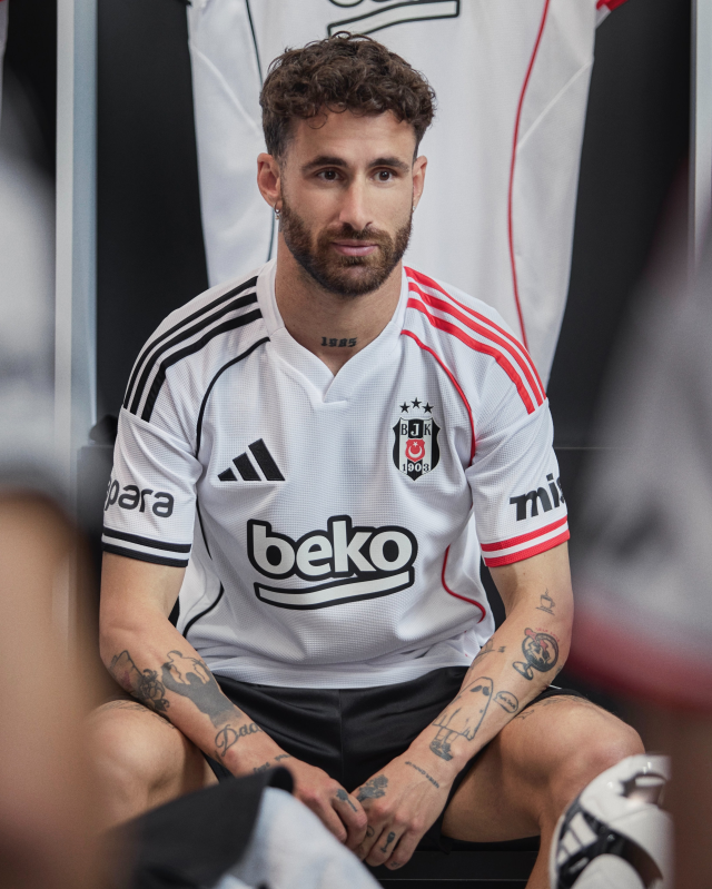 Süper Lig'in Efsane Kulübü Beşiktaş'tan Yeni Sezon İç ve Dış Saha Formaları Tanıtımı