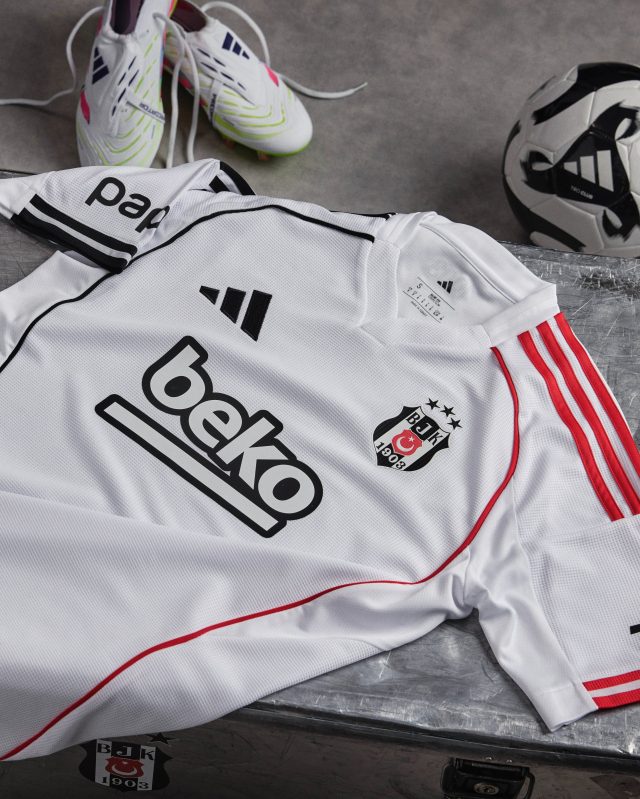 Süper Lig'in Efsane Kulübü Beşiktaş'tan Yeni Sezon İç ve Dış Saha Formaları Tanıtımı