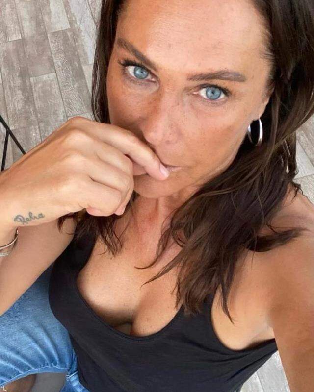 Yıllar güzelliğinden hiçbir şey almıyor! 57'lik Hülya Avşar çiçekli bikinisiyle yıktı geçti