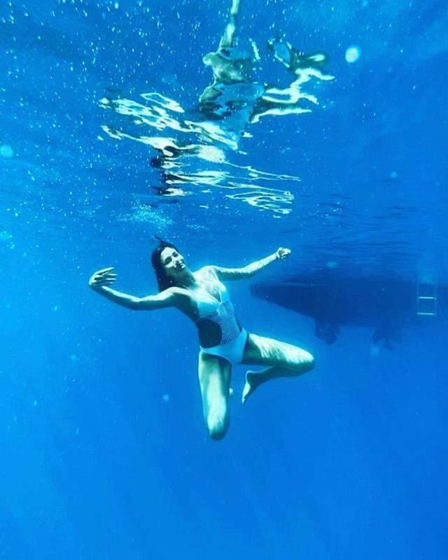 Final yapan Maraşlı dizisinin Firuzan'ı Rojda Demirer, denizin altında adeta dans etti