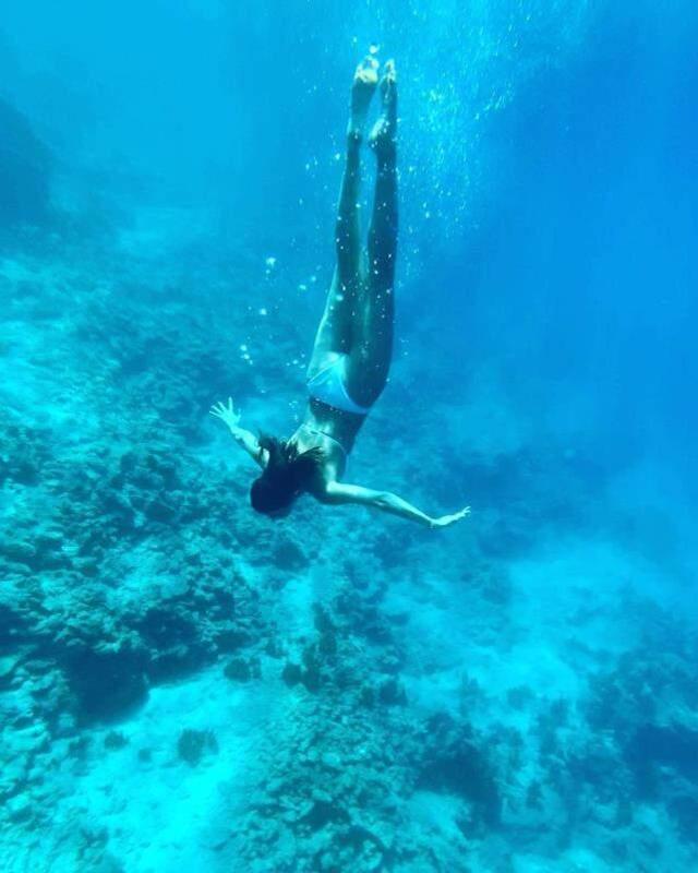 Final yapan Maraşlı dizisinin Firuzan'ı Rojda Demirer, denizin altında adeta dans etti