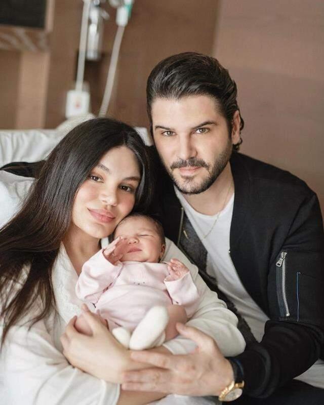 İkinci çocuğunu kucağına alan Almeda Abazi, kızının yüzünü ilk kez gösterdi