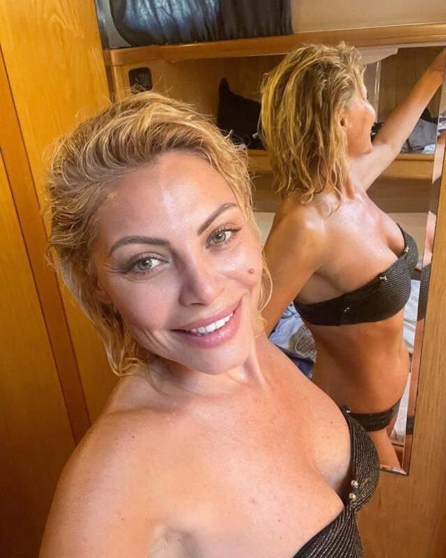 48 yaşındaki Seray Sever, bikinili pozuyla gençlere taş çıkarttı