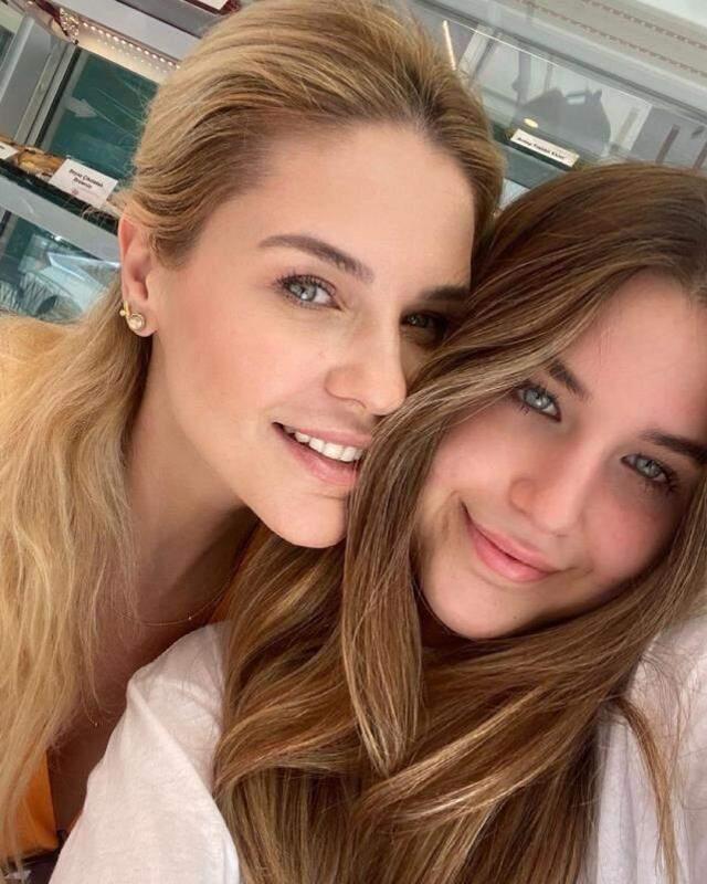 Oyuncu Emine Ün'ün kız kardeşi Duygu ile benzerliği sosyal medyada gündem oldu