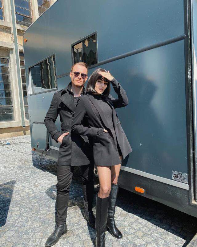 Hande Erçel-Kerem Bürsin çifti, sette öpüşürken hayranlarına yakalandı
