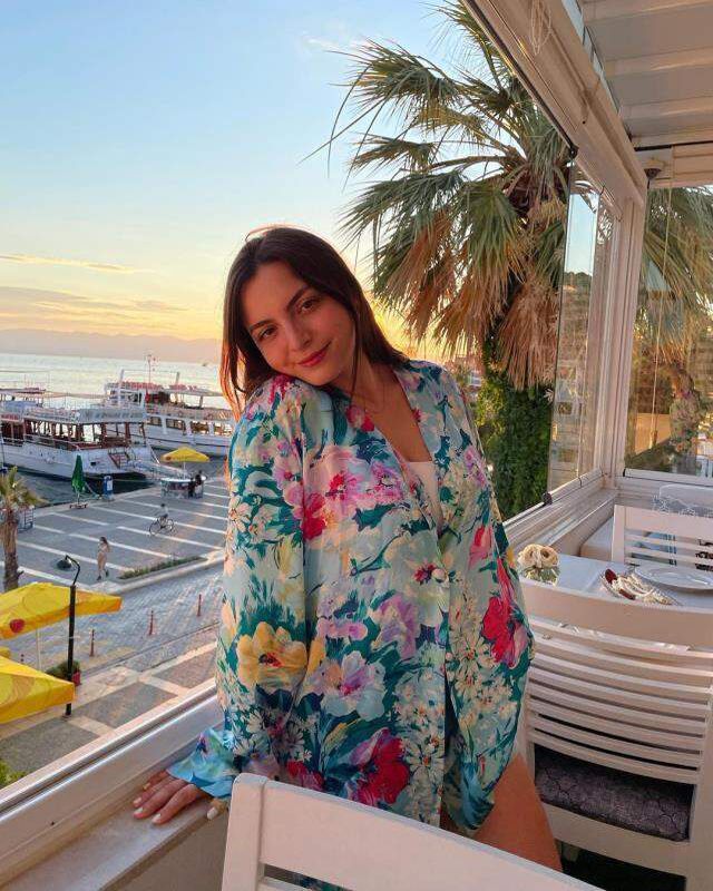 Şenay Forbes siyah mayolu pozunu paylaştı, ilk yorum oyuncu sevgilisi Hamza Yazıcı'dan geldi