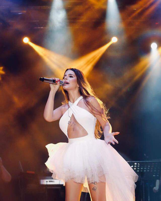 Sahneye kuğu gibi çıkan Simge'nin dövmesi olay yarattı