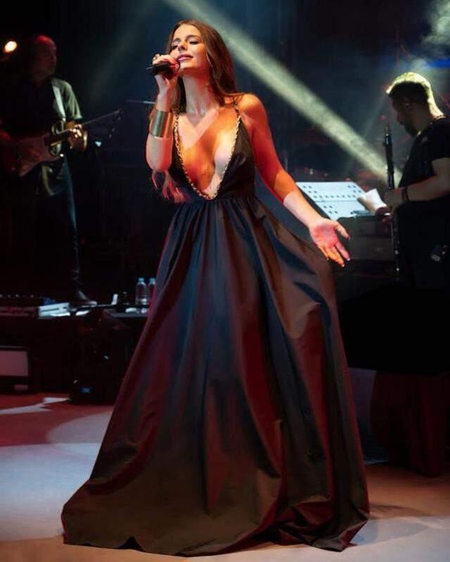 Simge Sağın derin dekolteli elbiseyle tüm gözleri üzerine topladı