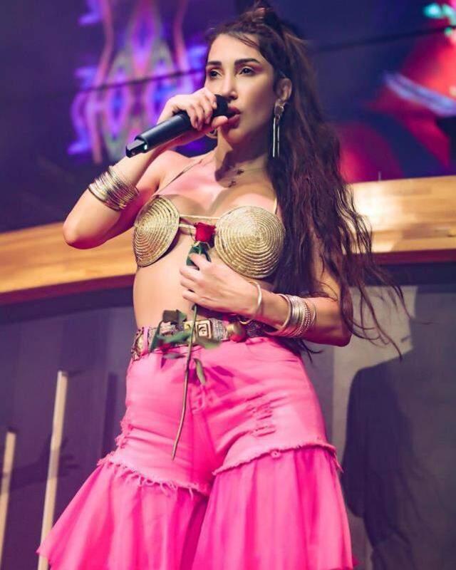 'Daha açık giyeceğim' diyen Hande Yener dediğini yaptı! Sütyenle sahneye çıktı