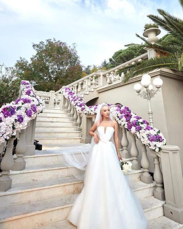 Dünyaevine giren Ece Seçkin'in iddialı gelinlik seçimi olay oldu