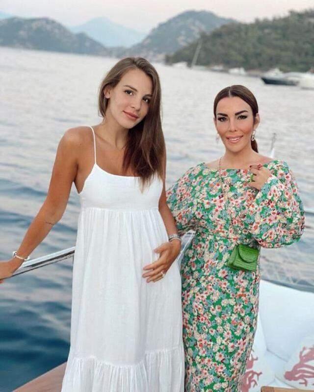 Karnı iyice belirginleşen Aslışah Alkoçlar, bebeğini kucağına alacak günü bekliyor