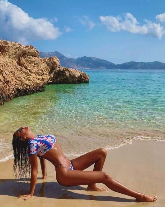 Sınırları zorlayan Eda Taşpınar, kumsalda çırılçıplak poz verdi