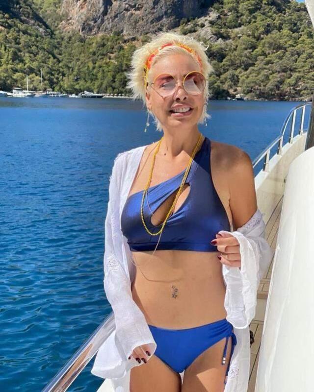 46 yaşındaki Linet, fiziği ile gençlere adeta taş çıkarttı