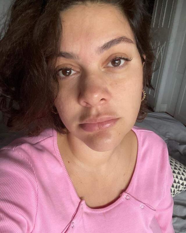 Bergüzar Korel, her gün çektiği makyajsız pozlarını paylaşarak kadınlara seslendi