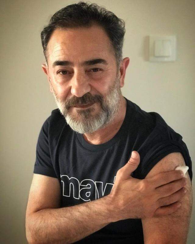Ünlü oyuncu Ayberk Pekcan, sırt ağrısı şikâyetiyle gittiği hastanede kanser olduğunu öğrendi