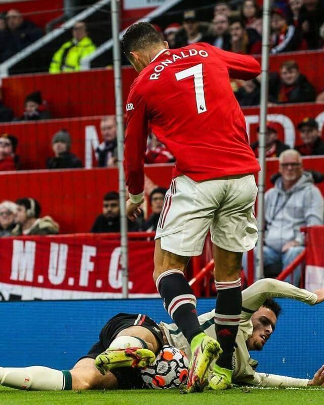 Ronaldo'dan skandal hareket! Tarihi Liverpool maçında yere düşen genç futbolcuyu acımasızca tekmeledi