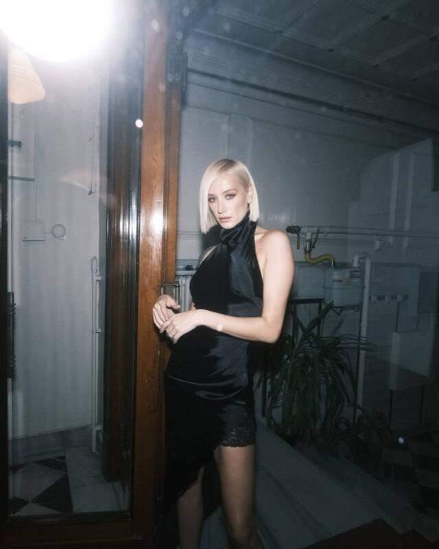 Ayrılık acısı onu durduramadı! Didem Soydan'dan siyah elbisesiyle dekolte şov