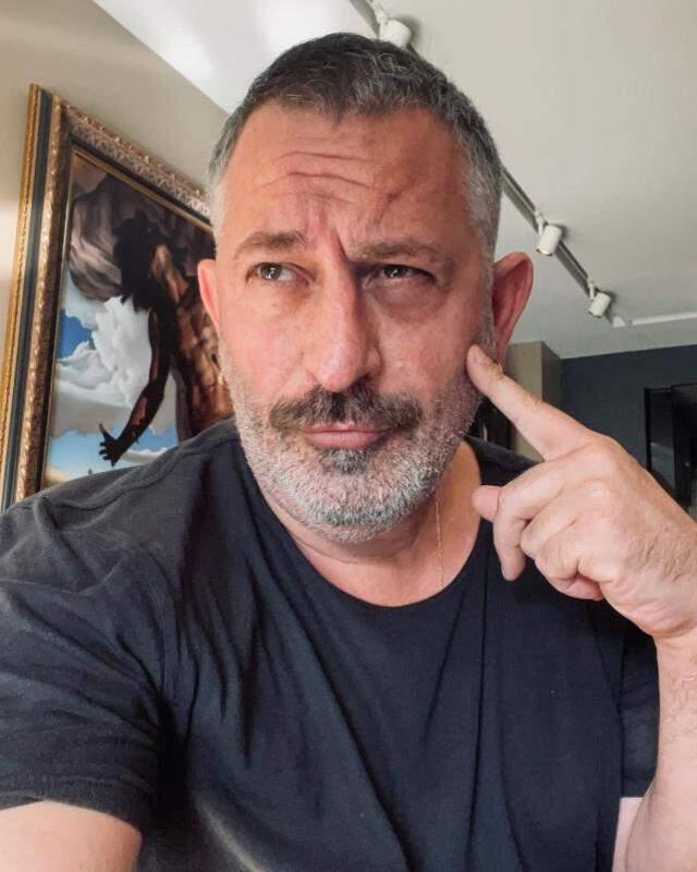 Cem Yılmaz, reklam filminde oynayan Tarkan'a yaptığı göndermeyle kırdı geçirdi