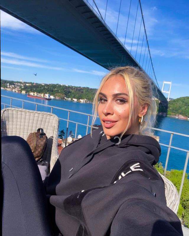 Eski Survivor yarışmacısı Duygu Bal, beslediği sokak köpeklerin saldırısına uğradı