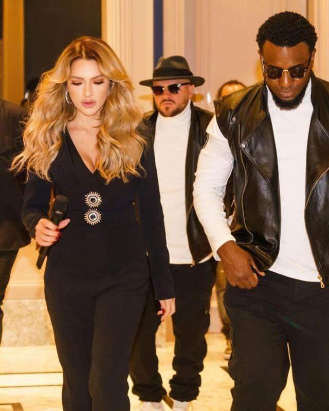 Mehmet Dinçerler ile aşk yaşayan Hadise, sahne kıyafetlerini değiştirdi! Mayo yerine uzun bir tulum giydi