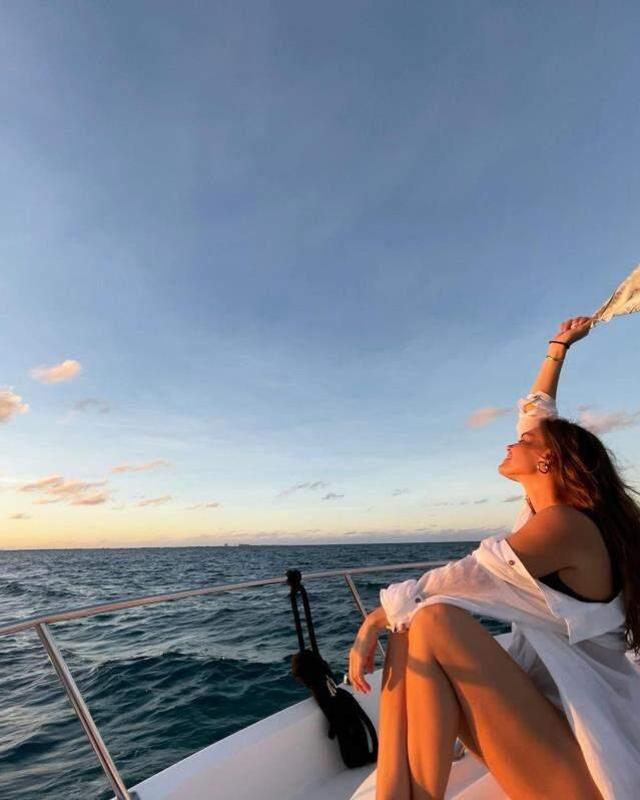 Meksika'da tatil yapan Aslı Enver, peş peşe tekne pozlarını paylaştı