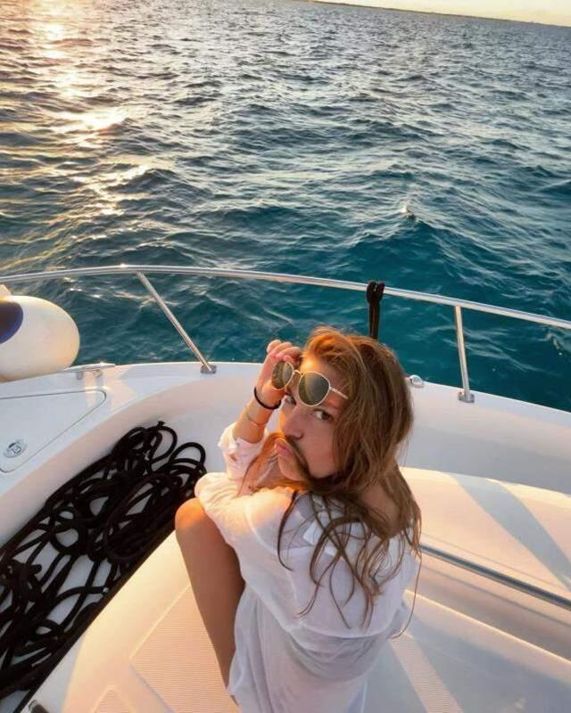 Meksika'da tatil yapan Aslı Enver, peş peşe tekne pozlarını paylaştı