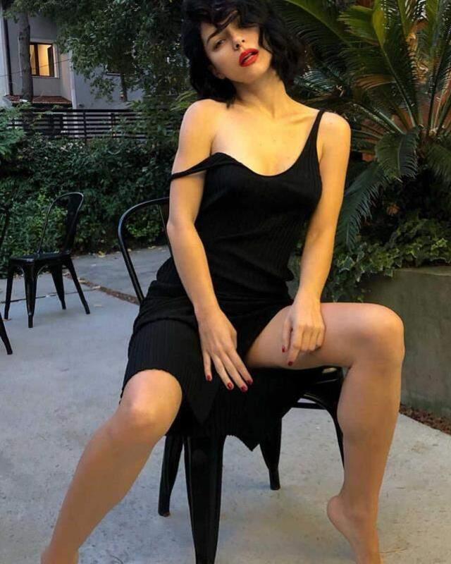 Merve Boluğur'dan estetik itirafı: Elbiselerde dolgun dursun diye göğüslerime silikon taktırdım