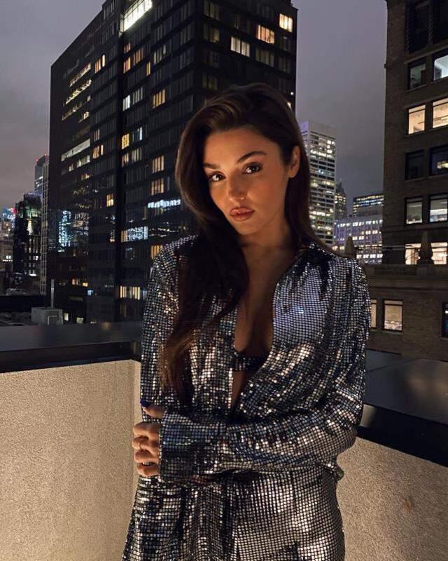 Hande Erçel süper mini elbiseli pozlarını paylaştı, takipçilerini beğeni yağdırıyor