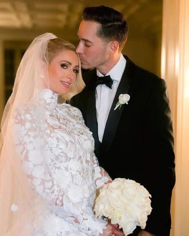 Paris Hilton, dördünce nişanlısıyla evlendi! Peş peşe giydiği gelinliklerle göz kamaştırdı