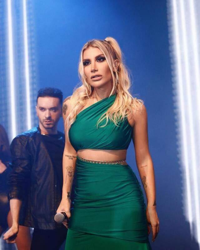 Ayna karşısında sütyenle poz veren İrem Derici'ye yorum yağdı