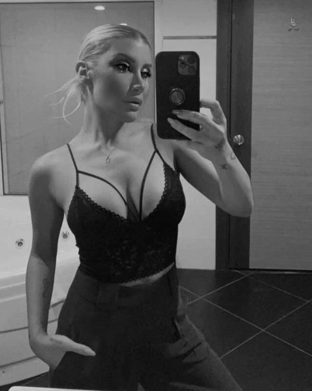 Ayna karşısında sütyenle poz veren İrem Derici'ye yorum yağdı