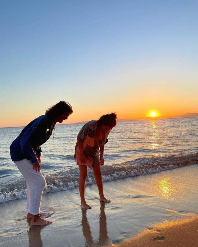 8,5 aylık hamile Özge Özpirinçci, bikinisiyle peş peşe poz verdi