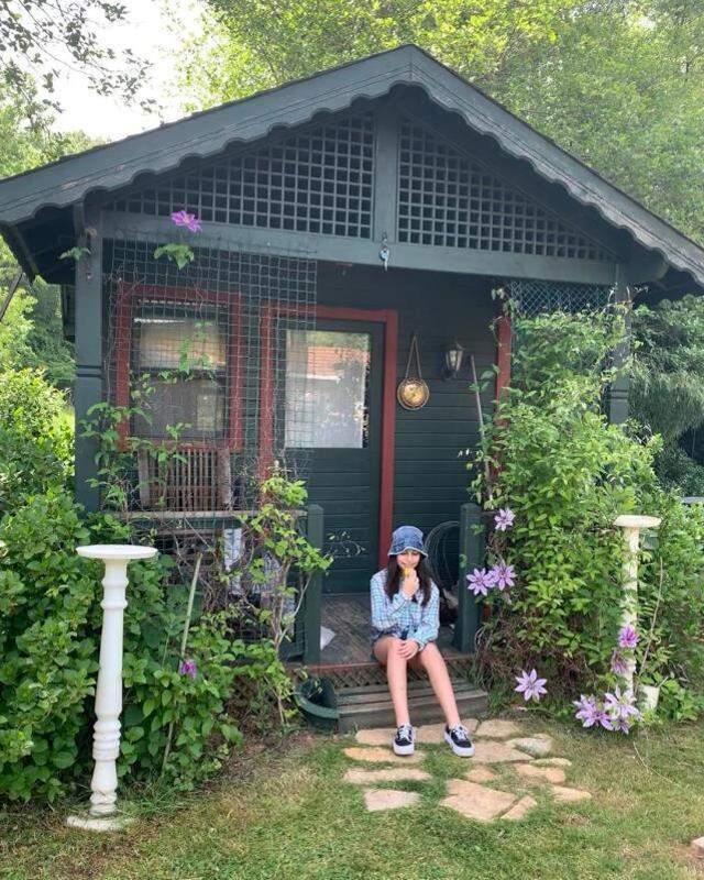 Okan Bayülgen'in gözlerden uzak büyüttüğü kızı İstanbul, genç kız oldu