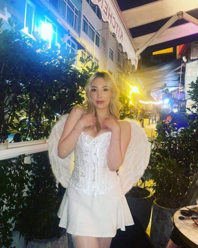 Nergis Kumbasar, cüretkar kıyafet tercihiyle gündemden düşmeyen kızı hakkında konuştu: Yasmin çok dozunda giyiniyor