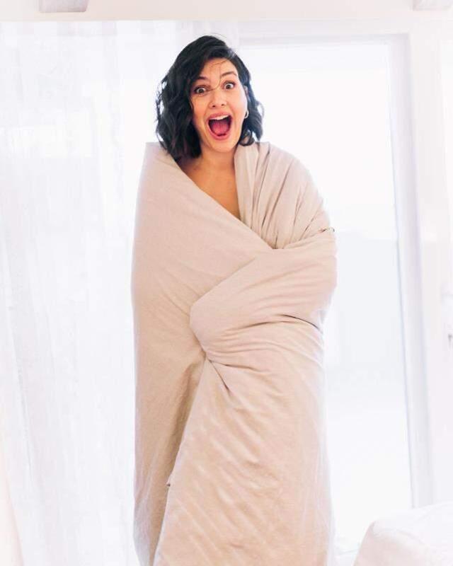 Paylaşımlarıyla adından söz ettiren Bergüzar Korel, bu sefer de yorgana sarılıp poz verdi