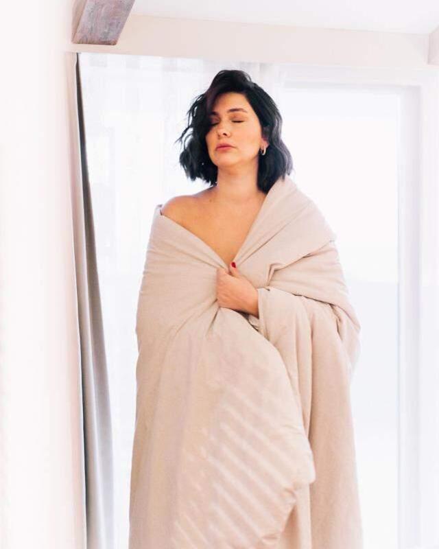 Paylaşımlarıyla adından söz ettiren Bergüzar Korel, bu sefer de yorgana sarılıp poz verdi