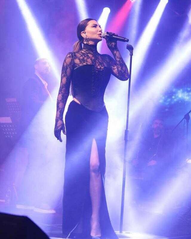 Şarkıcı Ebru Yaşar düşüp diz kapağını kırdı