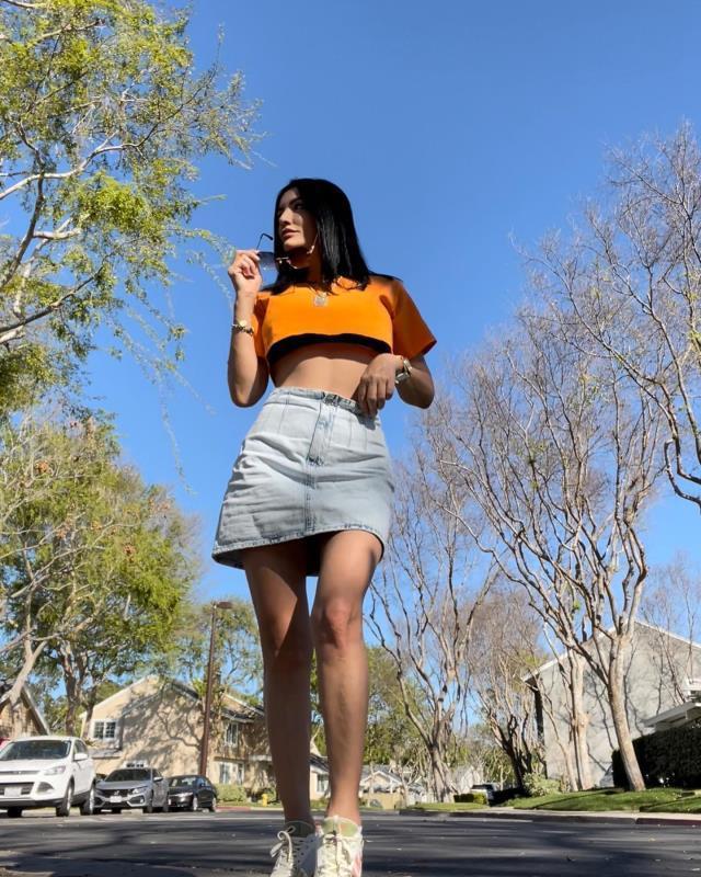 Aleyna Tilki'nin annesi Havva Öztel, peş peşe mini etekli pozlarını paylaştı