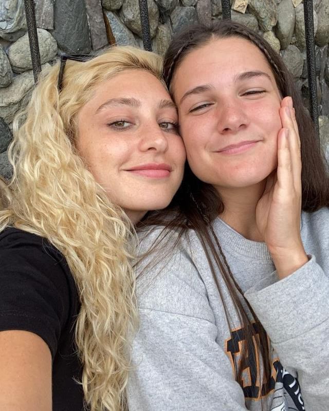 Survivor Nisa, Mert'ten çiçek alan Sude'ye tepki gösterdi! Aldatıldığı söylenen Makbule'den paylaşım gecikmedi