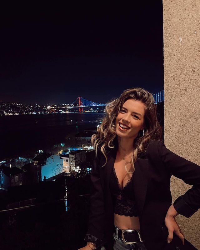 Survivor Sude'nin bir kardeşini görün! Pozları ablasını bile gölgede bırakacak