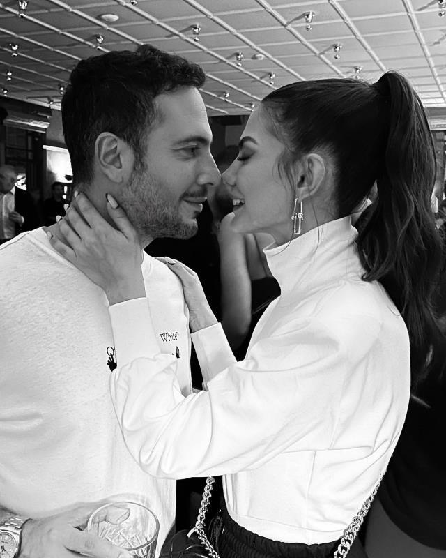 Demet'in doğum günü şıklığı! Önden sade olan elbisenin bir de arkasını görün